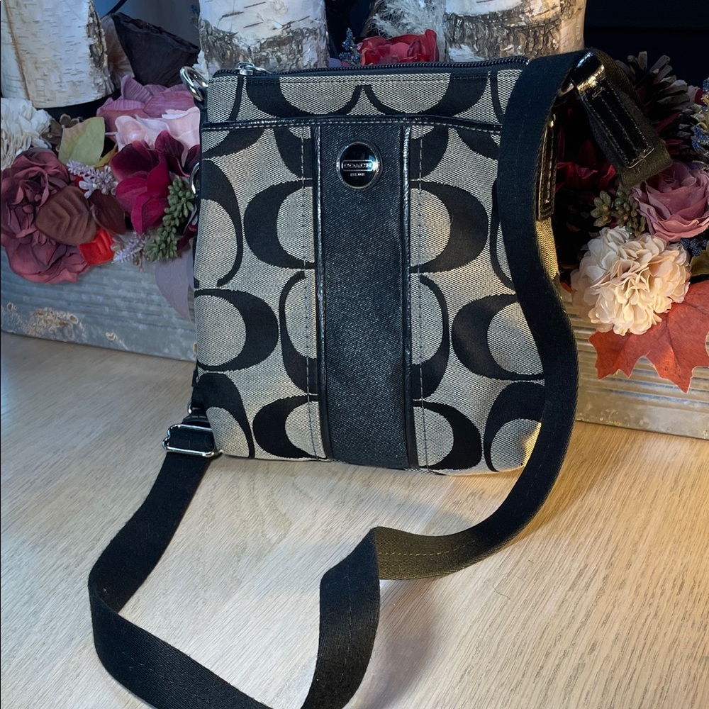 💙 Coach Signature Black and Tan Shoulder Bag